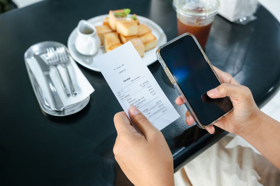 Rechnung wird mit dem Smartphone gescannt und mit der Paylino-App aufgeteilt.